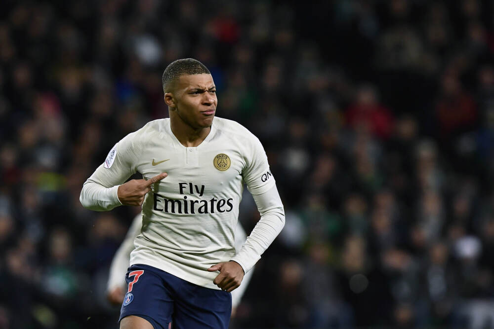 我国不再沉默！美航母被围观的震撼场面，让美国气到跳脚